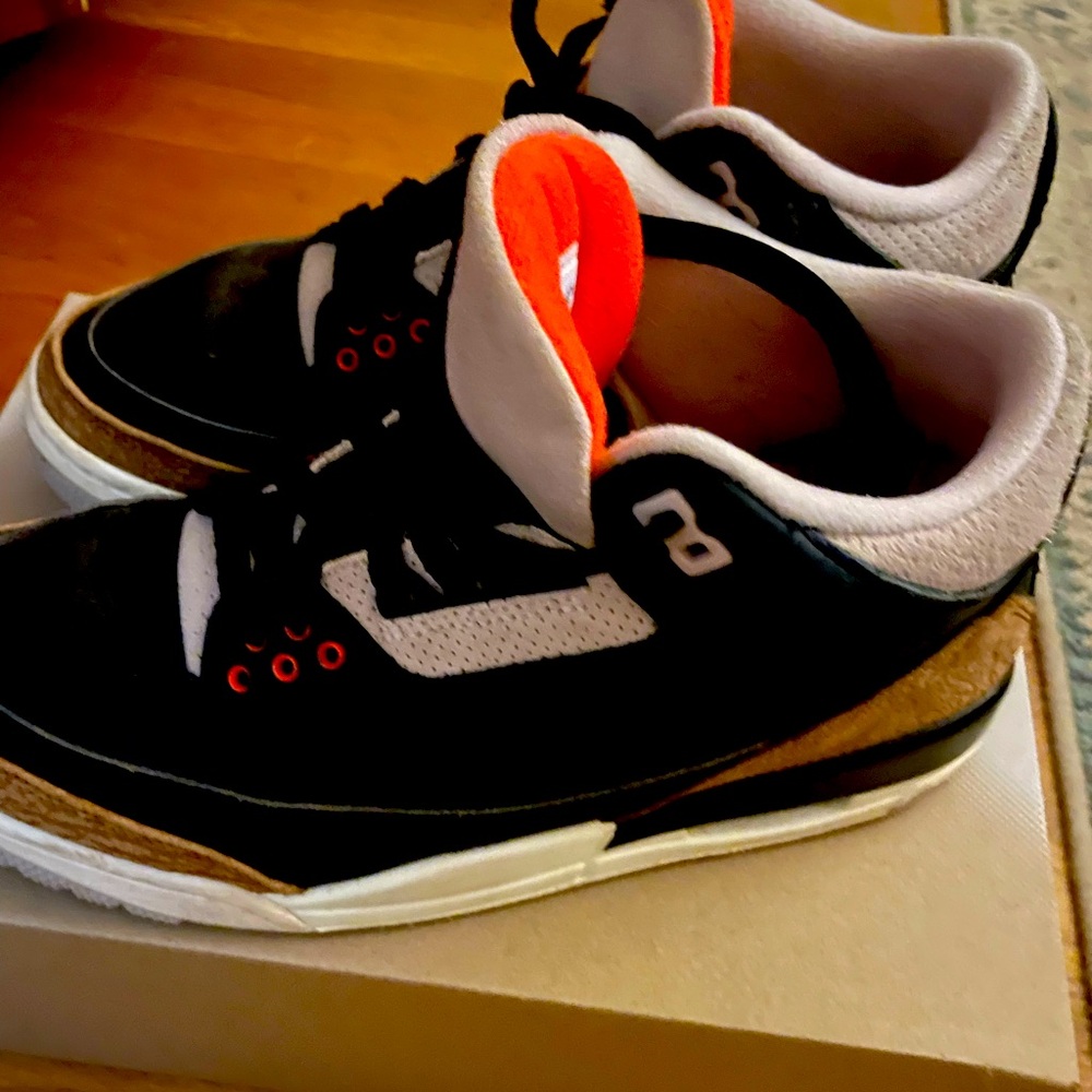 Orange and black Jordan’s 8.5 no box